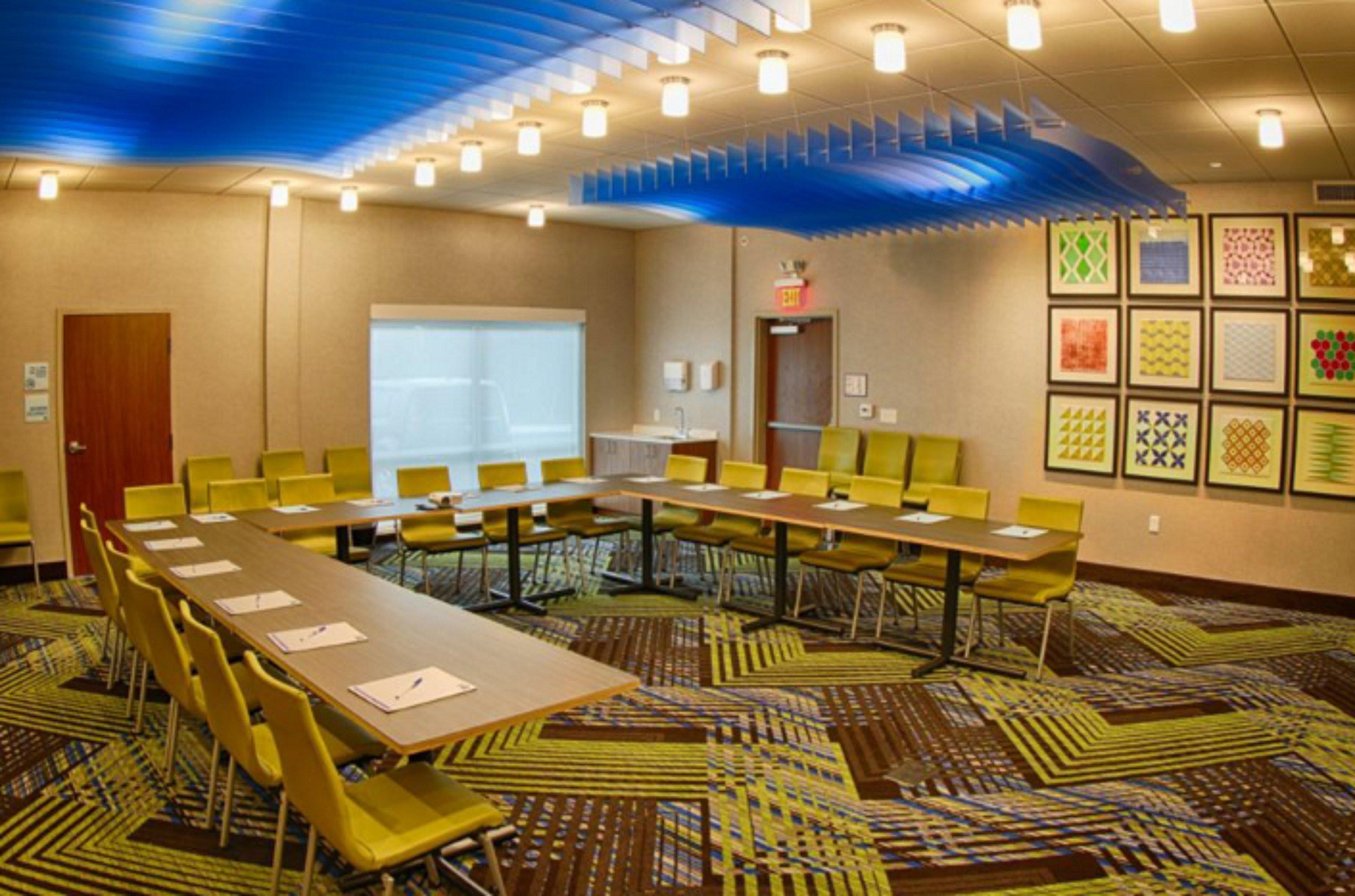 Holiday Inn Express & Suites - Detroit North - Roseville By Ihg Exterior foto