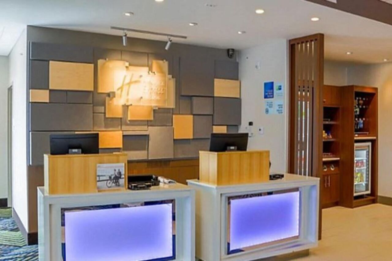Holiday Inn Express & Suites - Detroit North - Roseville By Ihg Exterior foto